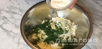 Фото приготовления рецепта: Закуска из крабовых палочек с сыром и зеленью - шаг 4