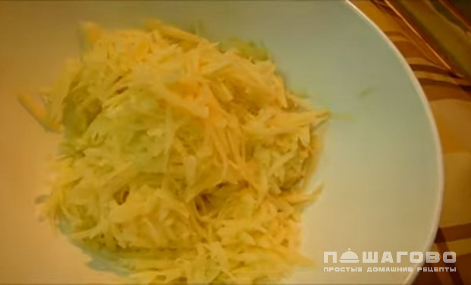 Фото приготовления рецепта: Картофельные драники с морковью - шаг 1