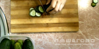 Фото приготовления рецепта: Сырой салат из огурцов на зиму - шаг 2