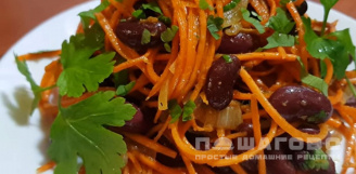 Фото приготовления рецепта: Салат из фасоли и корейской моркови - шаг 4