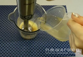 Фото приготовления рецепта: Домашний майонез с лимонным соком - шаг 2