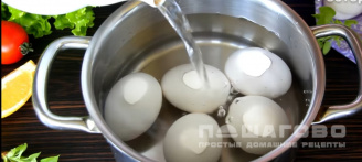 Фото приготовления рецепта: Покраска яиц куркумой - шаг 2
