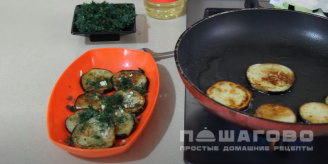 Фото приготовления рецепта: Жареные баклажаны с чесноком - шаг 7