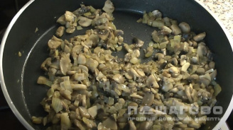 Фото приготовления рецепта: Феттучини с грибами в сливочном соусе - шаг 3