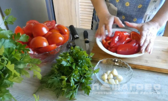 Фото приготовления рецепта: Малосольные помидоры по-грузински - шаг 1