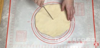 Фото приготовления рецепта: Хачапури с сыром сулугуни из дрожжевого теста - шаг 12