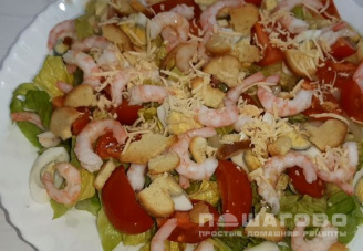 Фото приготовления рецепта: Салат с креветками без майонеза - шаг 6
