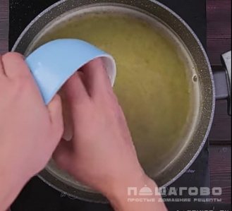 Фото приготовления рецепта: Крем-суп из брокколи с плавленным сыром - шаг 5
