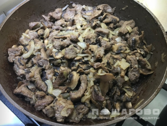 Фото приготовления рецепта: Бефстроганов из свинины с грибами - шаг 3