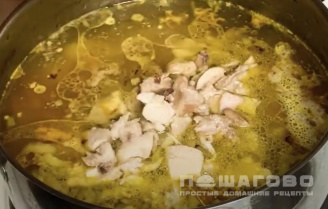 Фото приготовления рецепта: Сырный суп с курицей и плавленным сыром - шаг 4