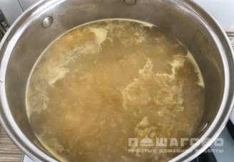Фото приготовления рецепта: Суп с копченой рыбой - шаг 5