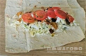 Фото приготовления рецепта: Вегетарианская шаурма с соусом - шаг 6
