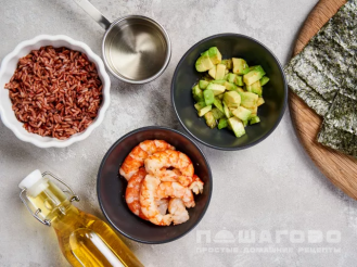 Фото приготовления рецепта: Роллы с авокадо и красным рисом - шаг 2