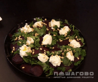 Фото приготовления рецепта: Салат из запеченной свеклы с сыром фета - шаг 3