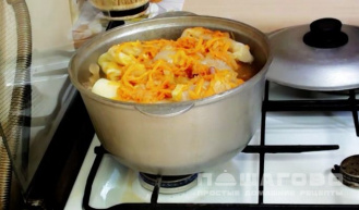 Фото приготовления рецепта: Голубцы с курицей и фасолью - шаг 10