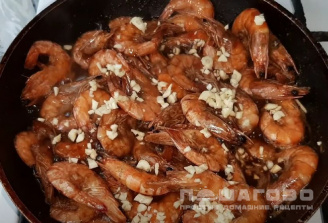 Фото приготовления рецепта: Жареные королевские креветки с чесноком - шаг 3