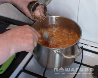 Фото приготовления рецепта: Щи с тушенкой из свежей капусты - шаг 4