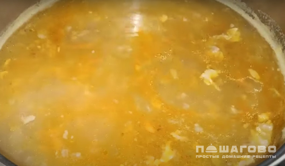 Фото приготовления рецепта: Суп с чечевицей, картофелем с мясом - шаг 5