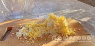 Фото приготовления рецепта: Сырная закуска Снежки - шаг 1
