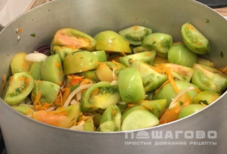 Фото приготовления рецепта: Салат из зеленых помидоров и кабачков в банке - шаг 5