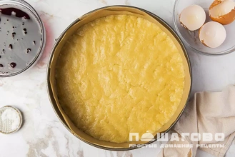 Фото приготовления рецепта: Венский пирог с вареньем - шаг 5