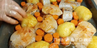 Фото приготовления рецепта: Макрурус с картошкой в духовке - шаг 4