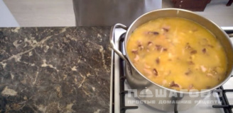 Фото приготовления рецепта: Суп гороховый с куриным мясом и копченостями - шаг 9