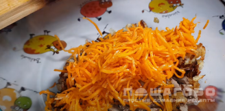 Фото приготовления рецепта: Салат с корейской морковью и печенью - шаг 5