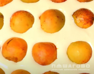 Фото приготовления рецепта: Творожный пирог с абрикосами - шаг 6