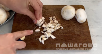 Фото приготовления рецепта: Рулет из лаваша с курицей и грибами - шаг 4