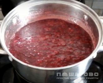 Фото приготовления рецепта: Брусничный соус к мясу на зиму - шаг 2