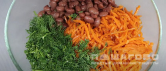 Фото приготовления рецепта: Салат с сухариками, фасолью и корейской морковью - шаг 4