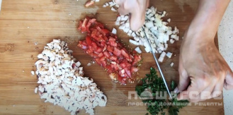 Фото приготовления рецепта: Шампиньоны фаршированные помидорами и сыром - шаг 3