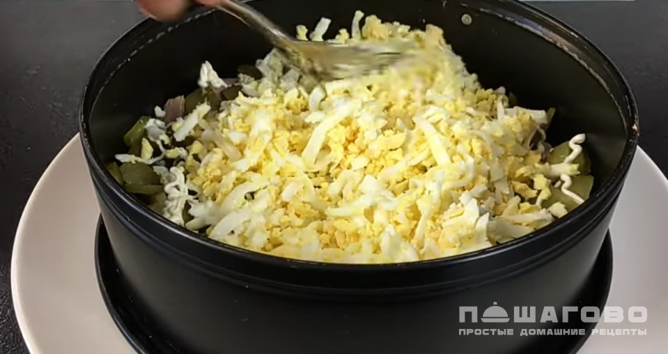 Фото приготовления рецепта: Салат с мясом и солеными огурцами - шаг 7