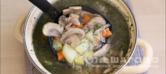 Фото приготовления рецепта: Суп грибной из шампиньонов с вермишелью и картофелем - шаг 4