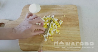 Фото приготовления рецепта: Окрошка летняя с помидорами и зеленью - шаг 3