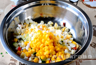 Фото приготовления рецепта: Салат с кукурузой и крабовыми палочками - шаг 2
