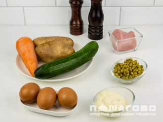 Фото приготовления рецепта: Салат оливье с курицей и свежими огурцами - шаг 1