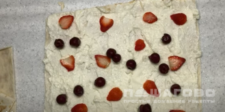 Фото приготовления рецепта: Творожно-ягодный рулет из лаваша - шаг 2