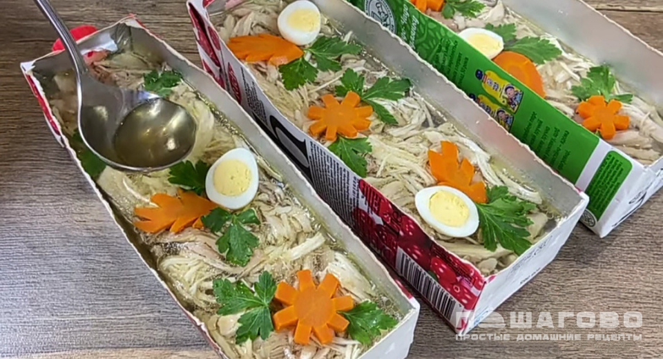 Фото приготовления рецепта: Заливное из курицы - шаг 10