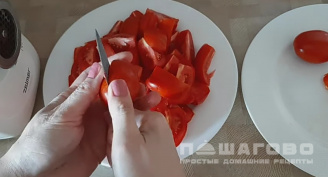 Фото приготовления рецепта: Сырая аджика из помидоров на зиму - шаг 1