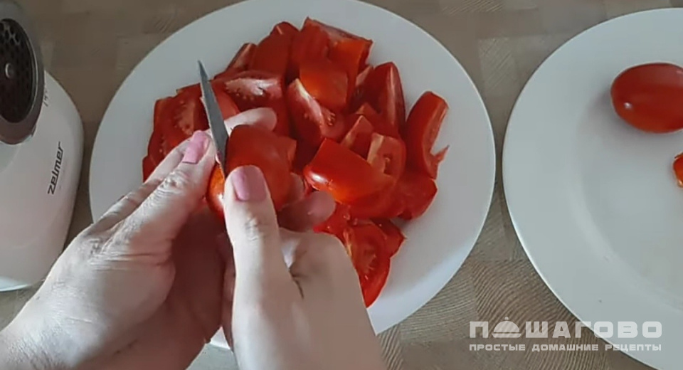 Фото приготовления рецепта: Сырая аджика из помидоров на зиму - шаг 1