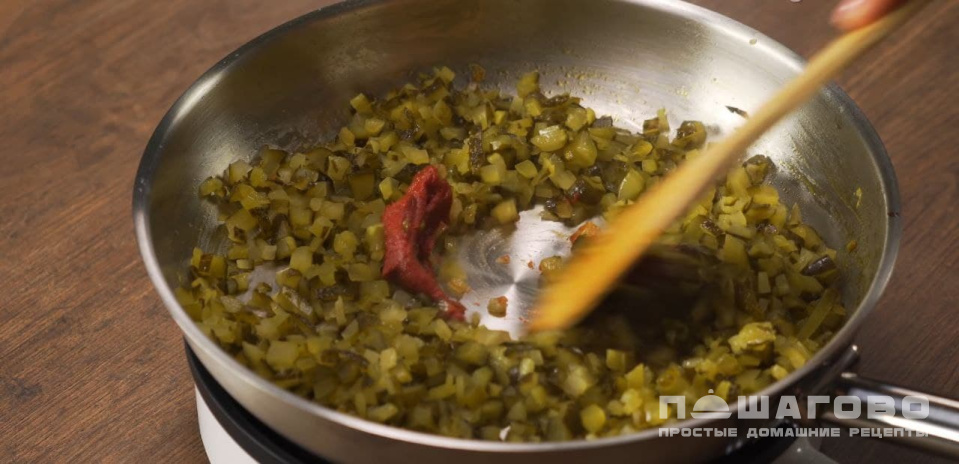 Фото приготовления рецепта: Рассольник классический с перловкой и огурцами - шаг 5