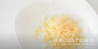 Фото приготовления рецепта: Оладьи из кабачков с тертым сыром и чесноком - шаг 3