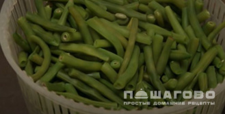 Фото приготовления рецепта: Стручковая фасоль на сковороде с чесноком - шаг 2