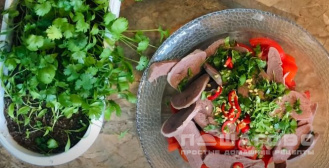 Фото приготовления рецепта: Китайский салат с языком и свежим огурцом - шаг 6