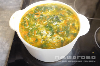 Фото приготовления рецепта: Суп из крапивы и картофелем с яйцом - шаг 4