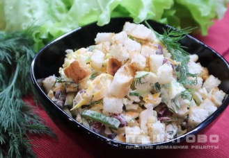 Фото приготовления рецепта: Салат с красной фасолью, курицей и сухариками - шаг 5
