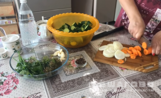 Фото приготовления рецепта: Огурцы по-еврейски на зиму - шаг 2