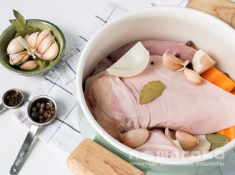 Фото приготовления рецепта: Холодец из филе индейки со свиными ушами - шаг 2